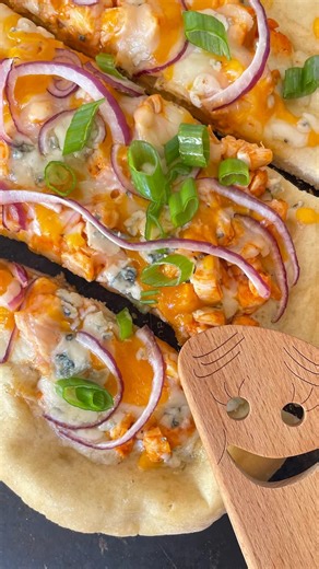 This Buffalo Ranch Chicken Flatbread is everything 🤤 Melty mozzarella, tangy buffalo sauce, ranch, and a mix of cheeses that make every bite unforgettable. Here’s how to make it: 🍕 Trader Joe’s pizza dough 🧀 Mozzarella, cheddar & crumbled blue cheese 🍗 Cooked chicken tossed in buffalo sauce 🥗 Ranch dressing, red onion & green onion Pre-bake your dough, load it up with all the toppings, then pop it back in the oven (or on the grill!) until bubbly and golden. Slice, serve, and enjoy the flavo