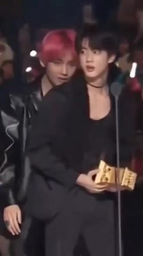 Jisoo's Reaction to Jin Screaming at Concert