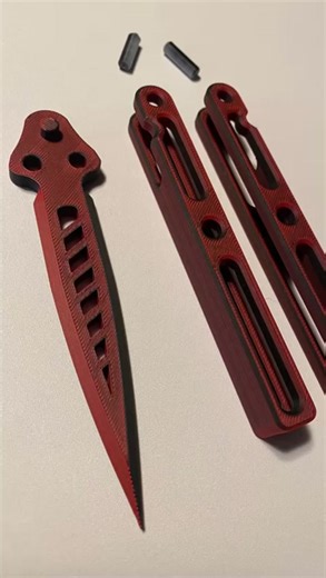 First time trying polymakers polyterra dual PLA “Butterfly knife” Designed by Roland deschain Printed with polymaker polyterra dual PLA (shadow red) & the pins in polymaker polyterra dual PLA (shadow black) #Polymaker #polymakerfilament #ender #cr10 #bambu #bambulabx1carbon #x1c #p1p #voron #Bambulab #diy #3dprinted #prusa #3dprinting #makers #crafts #3dprint #3d #3dprinttok #3dprinter #polymaker_3d #ams #useful #fyp #hueforge #filamentpainting #knife #knives #pocketknife