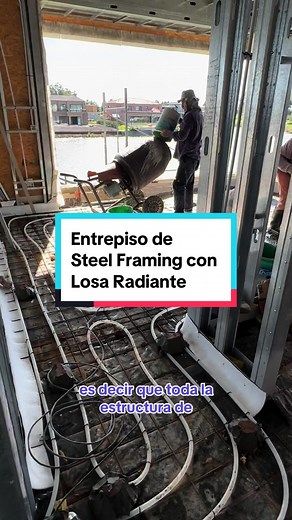 🔥Entrepiso de Steel Framing con Losa o Suelo Radiante. 👉En un video anterior te mostramos la planta baja de esta obra y cómo se instaló el circuito para la calefacción por losa radiante junto con la carpeta. 💪En esta ocasión queremos mostrarte cómo se está llevando a cabo la construcción del entrepiso y cuál es su composición: ⚠️Lo primero y más importante es que toda la estructura de steel framing debe ser calculada por un profesional. Es crucial destacar esto, ya que hemos visto en muchos c