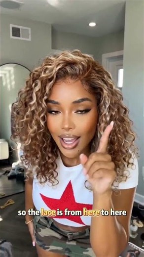 UNice Perfect Curly Bob – Radiant Golden Blonde Highlights For Any Occasion.