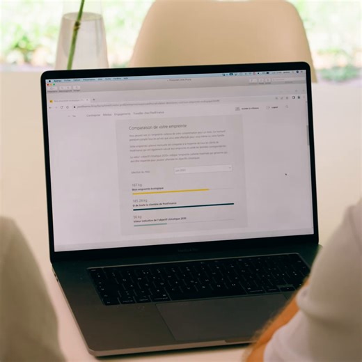 Che impronta di CO2 hanno le spese di un rapper come Stress? Scoprilo nel video. On y va! 🦶 Al calcolatore di CO2: www.postfinance.ch/co2-rechner | PostFinance