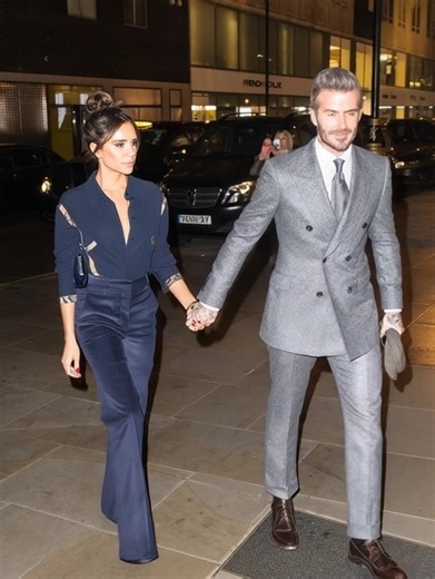 94K views · 213 reactions | „Sie ist erst 13 – aber ihr Kleid stahl allen die Show … und löste eine Welle der Empörung aus.“ Victoria Beckhams Tochter Harper trug ein maßgeschneidertes Outfit zur Paris Fashion Week, und nicht alle waren beeindruckt  Sehen Sie sich den Look und die negativen Reaktionen in den Kommentaren an  | Süßes Lächeln | Facebook