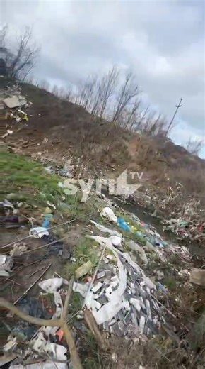 Pamje nga ura në fshatin Osek Pashë, gjendja e rënduar nga mbeturinat e hedhura përreth. | TV SYRI VISION