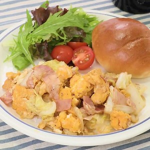 めんつゆで手軽に♪ 白菜とベーコンの卵炒めのレシピ動画・作り方 | デリッシュキッチン