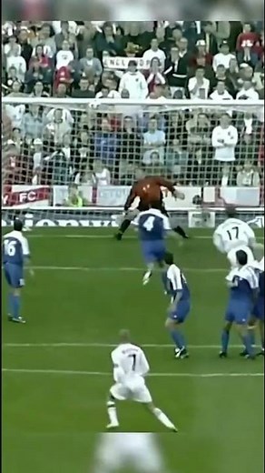 David Beckham’s ICONIC Free Kick Goal 🎯⚽ | #footballshorts