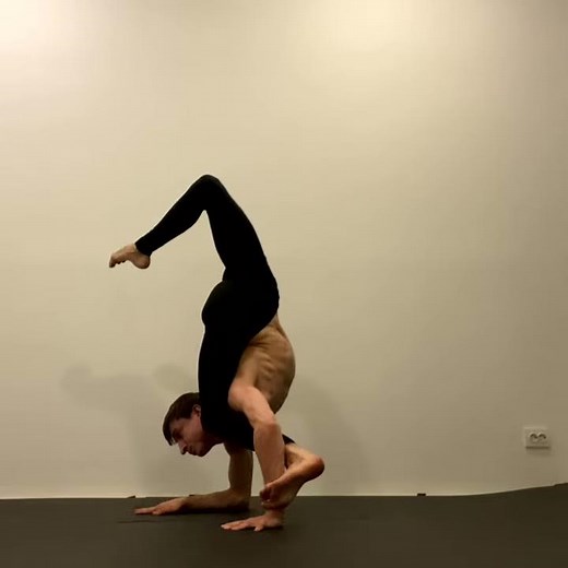 Flexible Guy Blends Contortion With Dance - 1181569-2