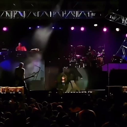 Linkin Park Clips | Linkin Park - Papercut #linkinpark #mikeshinoda #chesterbennington #pheonixfarrell #numetal #braddelson #mrhahn #live #livemusic #rock... | Instagram