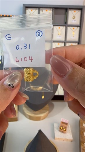 ä»Šæ—¥ç›´æ’­é‡‘åƒ¹:18400 ç™½é‡‘åƒ¹ï¼š8600 1.å–®ç­†æ»¿3000å…é‹ 2.æ²’æœ‰è²¨åˆ°ä»˜æ¬¾ï¼Œä¸€å¾‹å…ˆåŒ¯æ¬¾å¾Œå¯„å‡º ðŸ“¦ä¸‹å–®æµç¨‹ â¶ç›´æ’­ç·šä¸Šç›´æŽ¥ç•™è¨€ã€Œä»£è™Ÿ+æ•¸é‡ã€ï¼Œä¾‹å¦‚ï¼šA06+1ã€‚ â·å¾—æ¨™å¾Œï¼Œè«‹æˆªåœ–å¾—æ¨™ç•«é¢ï¼ˆå¾—æ¨™å–®ï¼‰ï¼Œä¸¦ç§è¨Šç²‰çµ²åœ˜å®Œæˆä¸‹å–®ç™»è¨˜ã€‚ â°çµå–®æ™‚é–“ â—‹æ¯é€±ä¸€15:00å‰å®ŒæˆåŒ¯æ¬¾æˆ–è‡ªå–çµå–®ï¼Œâš ï¸é€¾æ™‚æœªå®Œæˆï¼Œè¦–åŒæ£„å–®è™•ç†ï¼Œè«‹å‹™å¿…ç•™æ„æ™‚é–“ã€‚ â—‹é–€å¸‚è‡ªå–ï¼Œé€±ä¸€æ™šä¸Šæ‰“çƒŠå‰éƒ½å¯ä»¥ï¼Œé€¾æ™‚æœªå®Œæˆï¼Œè¦–å