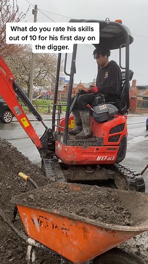 The apprentice on the digger. #learning #digger #groundworks #excavatortraining #excavator #excavatoroperator #excavatorlife #excavatortiktok #fyi #foryou #foryoupageofficiall #minidigger #kubota #u17 #vault