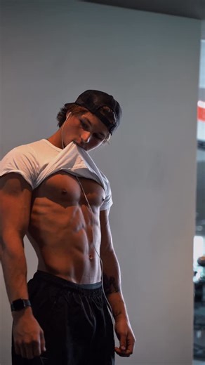 Colby Mullins | Fitness Coach on Instagram: "How close to captain America physique??"