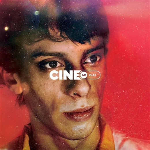 🎬 En los años 90, Hernán empieza a trabajar en el correo, en pleno auge de las privatizaciones, los retiros voluntarios y la pobreza que crece. En este contexto de descomposición y crisis, Sánchez, un viejo cartero, le enseña a caminar la calle, los secretos del oficio y sus personajes. 💌 "Cartero", con la dirección de @teykirisy. Protagonizada por @totiiraimond. 👉 Mirala en CINE.AR PLAY ▶️ | CINE.AR