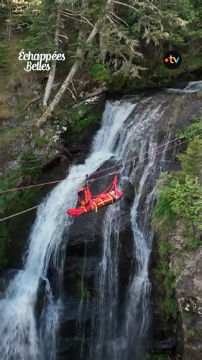 Immersion au sein d'un entraînement de sauvetage périlleux en montagne 🚁 Partez pour le #Cantal dans des Echappées Belles inédites avec Sophie Jovillard, demain soir à 21h sur France 5 ! Pour (re)voir ces #EchappéesBelles sur France tv ➡ bit.ly/EchappeesBellesReplay Bravo aux équipes : Bo Travail, Loris Colecchia, Hyacinthe Lapin, Bastien Mougeot, Antonin Broutard, David Bensaid | Echappées Belles