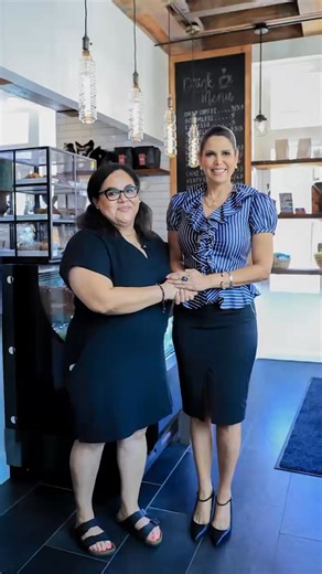 En Old Town, Alexandria, un rincón lleno de historia y exclusividad en Virginia, también brillan sabores muy nuestros: la horchata y el refresco de ensalada salvadoreños. 🇸🇻✨ Gracias a la visión de Iliana Meléndez, fundadora de La Pluma Coffee & Wine, nuestros sabores deleitan nuevos paladares. Ella y su esposo, ya sueñan con abrir un proyecto similar en El Salvador. Conoce su inspiradora historia, y cómo los sabores de nuestra tierra se expanden en EE.UU. 🍷☕ 👉🏻 Video completo: https://yout