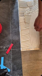 Parkett an Fliesen: So funktioniert der perfekte Übergang mit 4-5 mm Fuge! Viele trauen sich nicht, Parkett mit einer kleinen 4–5 mm Fuge direkt an Fliesen zu schneiden – dabei ist das in vielen Fällen völlig unproblematisch! In diesem Video zeigen wir, warum das Holz sich trotz kleiner Fuge gut ausdehnen kann, besonders wenn die Dielen stirnseitig auf die Fliesen treffen. Holz arbeitet nämlich mehr in die Breite als in die Länge. 💡 Der Vorteil: Der Übergang wirkt extrem dezent und wird meist m