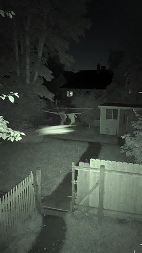 Le plus étrange... ce n'est pas ce que l'on voit. C'est ce que l'on ressent juste après. . . #inexplicable #mystère #nuit #phenomene #cctv