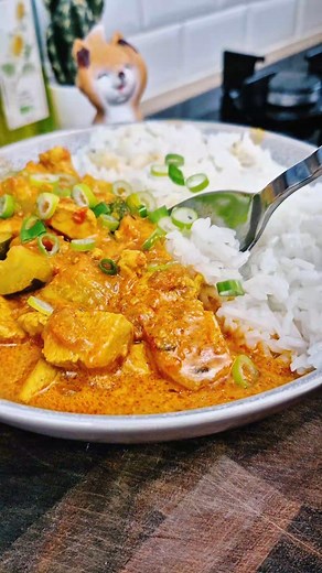 Recette antillaise 🇲🇶🇬🇵 Colombo de poulet façon filets 🍗🌴 Un plat créole parfumé, rapide et savoureux, parfait avec du riz blanc et un peu de piment 🌶️🔥 ✨ Ingrédients (4 pers.) : 600 g de filets de poulet 2 citrons verts 🍋 3 gousses d’ail 🧄 1 morceau de gingembre frais (2 cm) 🌿 1 oignons 🧅 3 pommes de terre 🥔 1 courgettes 🥒 2 carottes 🥕 1 aubergine 🍆 (optionnel) 2 tomates 🍅 ou 200 g pulpe 2 c.à.s pâte/poudre de Colombo 1 branche de thym 🌿 2 feuilles de laurier 1 piment antillai
