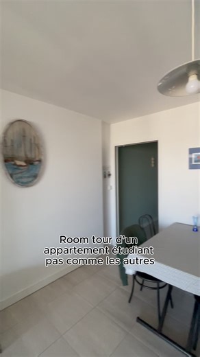 Room tour d’un appartement, étudiant un peu spécial. T’as vu cette magnifique vue du balcon sur le port ?🤩 si toi aussi t’as envie de montrer ton appartement étudiant, envoie-nous un DM. -> rejoins-nous sur TikTok -> abonne-toi pour plus de vidéos #fyp #pourtoi #roomtour #étudiant #vuedefou