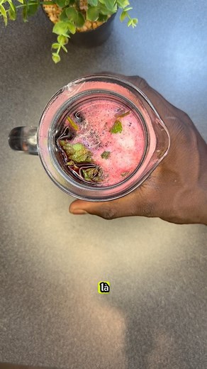 Cheikh Niang on Instagram: "𝗕𝗜𝗦𝗦𝗔𝗣 - 𝗥𝗲𝗰𝗲𝘁𝘁𝗲 𝗱𝗲 𝗺𝗮 𝘁𝗮𝗻𝘁𝗲 ✨❤️ Les émotions quand j’ai goûté le bissap de ma tante au Sénégal c’était fou ! Je me suis dis « maiiiis comment son bissap peut il avoir ce goût là » j’ai essayé et c’est louuuuuuurd ✨🔥 Ingrédients 🇫🇷 100g Bissap 3L d’eau 100g de sucre blanc (a adapter suivant votre préférence) 2 cas arôme vanille 3 cas fleur d’oranger 6-8 clous de gironfle 2 bottes de menthe 2 cas citronnelle Ingredients 🇺🇸 100g Bissap 3L of w