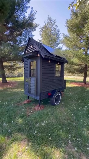 😍Full tour of the self proclaimed world’s smallest fully functioning tiny house by square footage (19.46sqft, 1.8m2) take it anywhere. Build by: @levimkelly . This tiny house has everything a normal house has. Toilet, shower, hot water, kitchen, seating, bed, and ac/heat. All packed in the world’s smallest floor plan. He just uploaded a full build/camping video AND a video going in depth of this floor plan and how everything works. Check out the full Video on Youtube at Levim Kelly😍🏠 #tinyhom