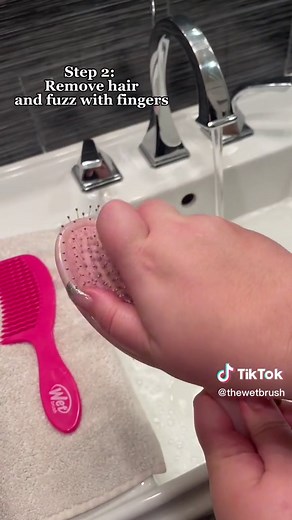 Splish splash your Wet Brush needs a bath! Peep this tutorial on how to give your favorite detangler its very own wash day routine. #wetbrushlove #detanglingbrush #cleaningasmr #asmr