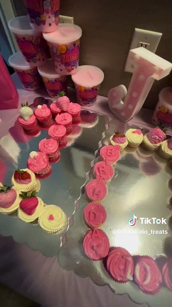 Cupcake cake and a quick set up for a hotel #sleepover #cupcakecake #girlsbirthday #hotelparty #lefoodielotreats