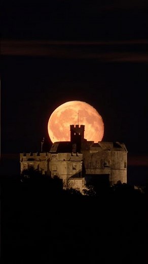 The Moon rising over Pendennis Castle tonight 🌖🏰 22:00 31st July #moon #moonrise #timelapse #uk