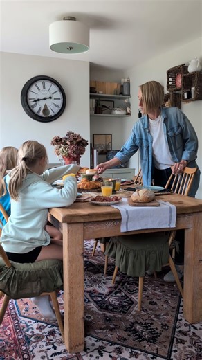 No layers, no extra steps. Just the All-in-One rug and everyone you love around the table. It’s comfort you can live in. @hannahdoraninteriors Rug: All-in-One Santiago Camel & Scarlet | Ruggable