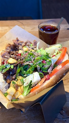 NeoTaste App on Instagram: "In Berlin kostet ein Döner mittlerweile über 16€! 🤯🥙 📍 @kebapwithattitude *Hinweis: Dieses Restaurant ist aktuell kein Partner in der NeoTaste App. Wir zeigen euch einen Mix aus coolen Foodspots und Neueröffnungen - in und außerhalb der App! #berlindöner #kebab #döner #truffle #foodie #neotaste / Anzeige"