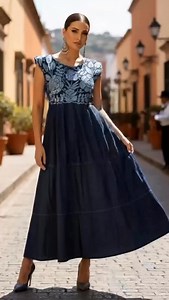 Deja de buscar: El vestido de mezclilla perfecto sí existe. 💖 Les presentamos el Maxi Vestido Regente Mezclilla, la pieza que todas van a querer y que nadie más tendrá igual. Esta prenda es una edición limitada porque cada bordado floral es una obra de arte única de Zinacantán, Chiapas. Hecho a mano con la técnica de máquina de pedal, es un diseño que lleva el corazón de México a tu look. La clave de la exclusividad: Cada pieza es única (mira las variaciones en el Reel). Mezclilla de algodón su