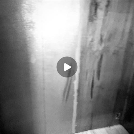 伊藤まさこ | 1ヶ月ぶりの山荘訪問。床のタイルはほぼ張り終わり、バッグヤードの収納もできていました(小さなスペースでも収納をちゃんと作っておくと部屋が散らかった印象にならない)。次回訪問はまた1ヶ月後。そろそろ仕上がりです。 | Instagram