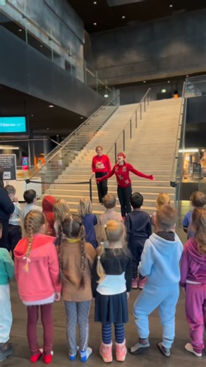 Harpa býður leikskólabörnum í jólaheimsóknir á aðventunni. Það er alltaf jafn dásamlegt þegar húsið fyllist af kátum krökkum sem syngja jólalögin og dansa í kringum jólatréð. ❤️🎶🎄 | Harpa tónlistar- og ráðstefnuhús / Harpa Concert Hall and Conference Centre