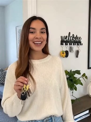 ¡Checa este organizador para la entrada de tu casa! Súper fácil de instalar y perfecto para colgar las llaves y abrigos sin perder el estilo ✨🏠 #decoracion hogar organizacion estilomoderno ideasparaelhogar