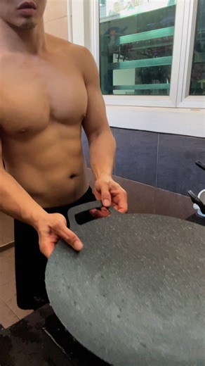 Kenzo Lim Hin Eng on Instagram: "我们常要求女人，进得了厨房，出得了厅堂。可是现在女人都投入职场工作赚钱了，那男人，是不是也要赚得了钱，顾得了家庭？🤣不要霸凌我，我讲事实而已。男女平等嘛。其实只要肯做，男人是什么都可以做的，（除了生孩子和喂母乳）We often expect women to be great in the kitchen and presentable in the living room.But nowadays, women can not only cook — they also work and earn money.So what about men? Shouldn’t they also be able to earn money and take care of the household? 🤣Don’t come at me, I’m just speaking facts.After all, isn’t gender equality what we always talk about?Honestly, 