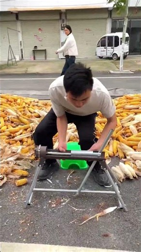 Effortless Gardening: The Ultimate Manual Row Maker! 🌱