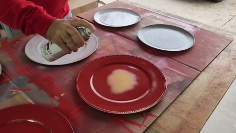 Run to the thrift store for plates - this Christmas idea is genius!