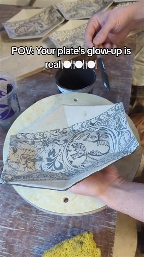 painting this slab built plate with black stain underglaze to reveal decorations. this plate has a fish motif with patterns and designs around the emblem. painted wax brushwork is revealed by black stain around the edges. #handpainted #pottery #fish #plate #fyp