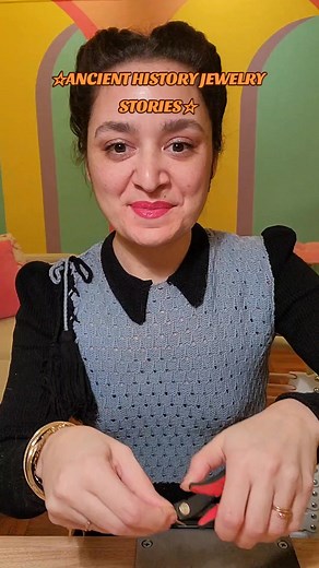 jewelry as a social tool in the ancient world, ancient greece edition! here's a stellar example of the sort of jewelry commissioned and worn by the upper crust of Greek society c. 200 BCE 😍 #ancienthistorylover #funancienthistoryfacts #ancientgreekjewelry #jewelrylover #historynerd #factsyouprobablydidntknow #metropolitanmuseumofart