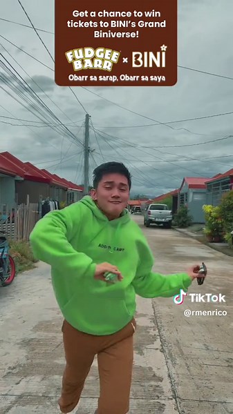 My favorite FUDGEE BARR combo! Macapuno and Chocolate Cream Filled Cake Bar! Dance with you fave Fudgee Barr like what I did and join #FudgeeLagi dance promo of @Fudgee Barr for a chance to win BINI’s Grand Biniverse Concert! Ikaw anong favorite fudgee bar combo mo? Try mo na rin tong filter na to! Letsgo!