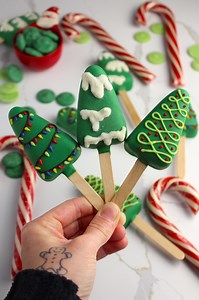 Christmas Tree Cake Pops! 🎄 Find the full recipe on my website ❤️ https://thesqueakymixer.com/christmas-tree-cake-pops/ | The Squeaky Mixer