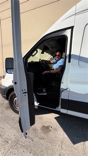 Trabajo con Cargo Vans en USA: Requisitos y Proyectos