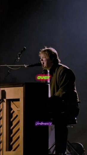 Lewis Capaldi proves that Tourette syndrome won’t stop him and the crowd surprised him🥺🤭