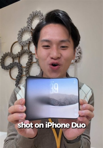 Melihat iPhone Duo lebih dekat👀 iPhone ini kayaknya bakal enak banget dipake orang yang suka multitasking! Buat baca buku, nonton film juga bakal enak sih, banyak angle yang bisa diexplore! eSIM only dan sizenya sampai 2TB! 🤩