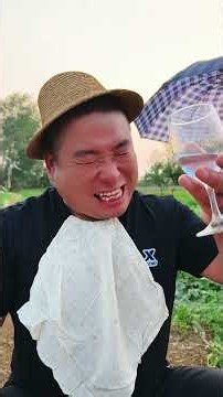 胖哥脑子不知道抽了哪根筋，非要在西瓜地吃个西餐，还让丫妈和儿子在一旁伺候，丫妈：真的是野猪吃不了细糠......#我的乡村生活