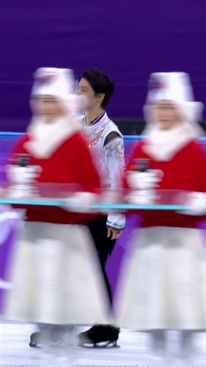 オリンピック(The Olympic Games) on Instagram: "羽生結弦さんと、宇野昌磨さん、そしてスペイン代表のハビエル・フェルナンデスさんのハグ💕 心温まる瞬間です☺️ #平昌2018"