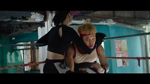 臨時決鬥 Hit N Fun 現正上映 ------------------------------------------------------------------------- 「鍾磊舍」，由曾經叱咤澳門泰拳界的傳奇拳王鍾磊（古天樂 飾）一手創立，矢志培訓職業拳手。即使拳館經營困難，他仍選擇積極面對，努力堅持下去，貫徹其遇上強敵從不退縮的畢生理念。 廣告界女強人林雪（王丹妮 飾），意外發現男友 Daniel（陳湛文 飾）有外遇，而對手竟是澳門女拳王孫雅雲（周秀娜 飾），好勝心強的她狠下戰書，誓要在擂台上決一勝負。 林雪越級挑戰，得知孫雅雲曾是鍾磊的徒弟後，決心到「鍾磊舍」向鍾磊拜師學拳，竟遇上跟她在廣告拍攝上發生過衝突的師母嘉莉（梁詠琪 飾）。嘉莉當年因相夫教女而退出娛樂圈，如今在閨密碧珠（楊詩敏 飾）的幫助下試圖復出，可惜波折重重…… 林雪在鍾磊的愛徒高秋（胡子彤 飾）指導下，接受一系列地獄式訓練，即使不是做著自己擅長的東西，也付出百分百努力。嘉莉被她的精神所感染，跟她冰釋前嫌，並積極轉型成為動作女星，毅然加入特訓。 在鍾磊的嚴格試煉下，一直是人生勝利組的林雪驚覺無論有多努
