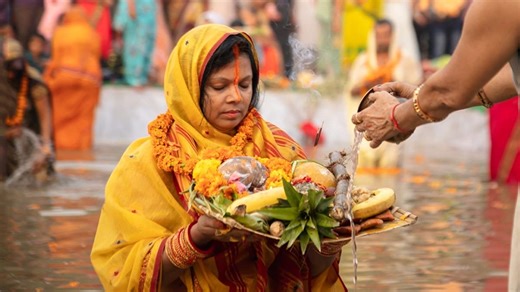 Chhath Puja 2023: छठ पूजा के दौरान घर बैठे जरूर सुनें ये खास भोजपुरी गीत | chhath puja 2023 five best bhojpuri songs | Herzindagi