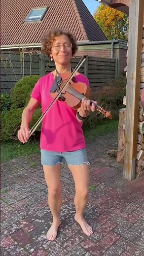 Barefoot Fiddler in Daisy Dukes Plays Kennedy Rag - Miss Moonshine on violin w banjo