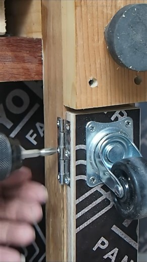 Simple Retracable caster mechanism #woodworking