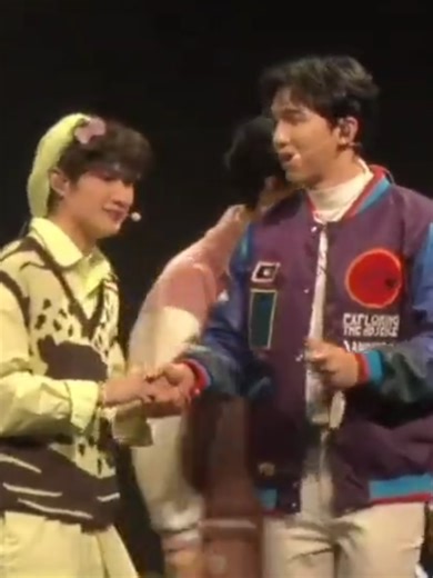 MaxNat can guess each other hands easily, cause they hold hand all the time 🤭 #MaxNat #mmaxmax #natasitt #ฮาร์ทดิสของแม้กณฐ